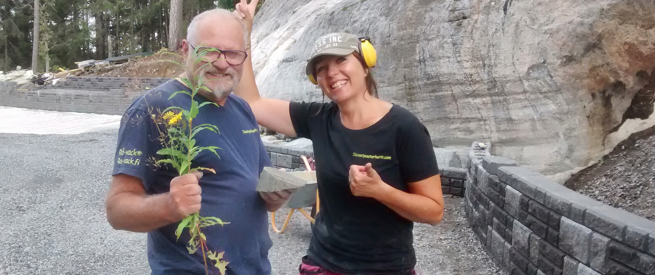 Iloisia puutarhureita työmaalla